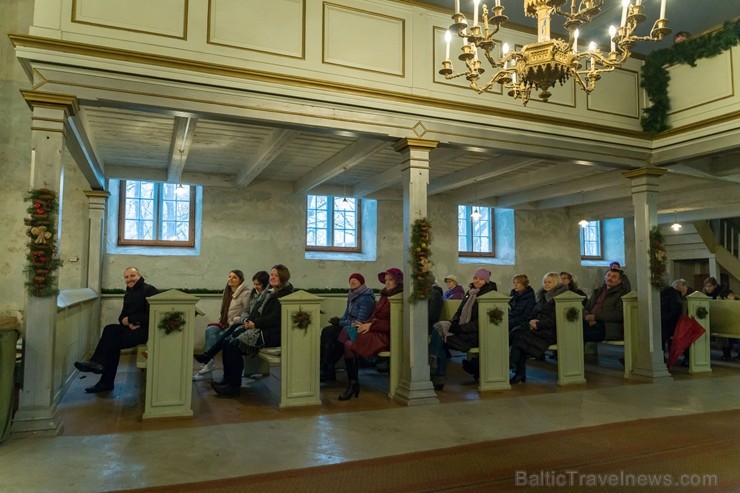 Sabilē ar konfekšu un cepumu parādi, ēdienu gatavošanas šovu, koncertiem, tirdziņiem, karsto dzērienu degustācija, radošām darbnīcām un citiem pasākum 240785
