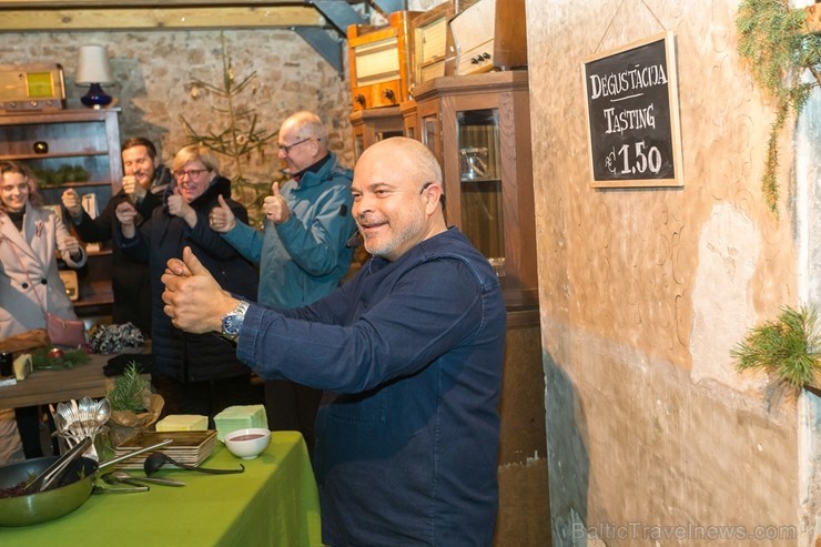Sabilē ar konfekšu un cepumu parādi, ēdienu gatavošanas šovu, koncertiem, tirdziņiem, karsto dzērienu degustācija, radošām darbnīcām un citiem pasākum 240794