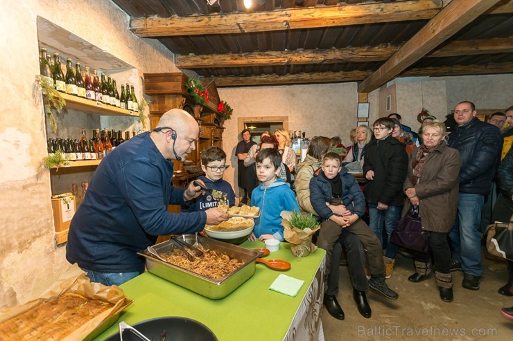 Sabilē ar konfekšu un cepumu parādi, ēdienu gatavošanas šovu, koncertiem, tirdziņiem, karsto dzērienu degustācija, radošām darbnīcām un citiem pasākum 240796