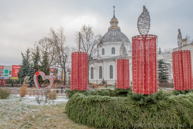 Daugavpilī iedegta pilsētas galvenā egle un iemirdzējusies Latvijā lielākā zvaigzne, bet visus daugavpiliešus un pilsētas viesus gaida atklāta pilsēta Daugavpilī iedegta pilsētas galvenā egle un iemirdzējusies Latvijā lielākā zvaigzne, bet visus daugavpiliešus un pilsētas viesus gaida atklāta pilsēta 240942