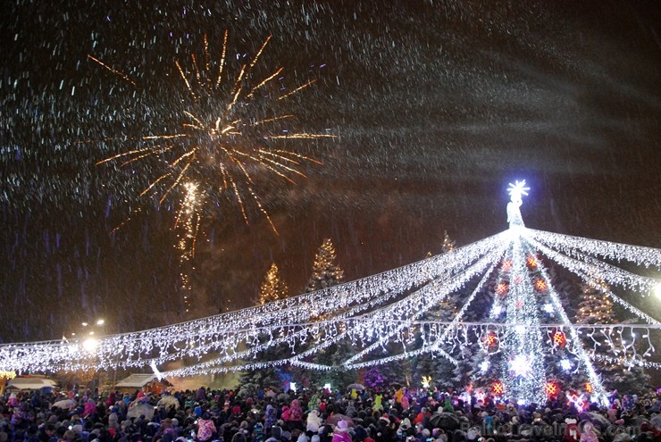 Daugavpilī iedegta pilsētas galvenā egle un iemirdzējusies Latvijā lielākā zvaigzne, bet visus daugavpiliešus un pilsētas viesus gaida atklāta pilsēta Daugavpilī iedegta pilsētas galvenā egle un iemirdzējusies Latvijā lielākā zvaigzne, bet visus daugavpiliešus un pilsētas viesus gaida atklāta pilsēta 240950