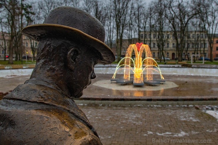 Daugavpilī iedegta pilsētas galvenā egle un iemirdzējusies Latvijā lielākā zvaigzne, bet visus daugavpiliešus un pilsētas viesus gaida atklāta pilsēta Daugavpilī iedegta pilsētas galvenā egle un iemirdzējusies Latvijā lielākā zvaigzne, bet visus daugavpiliešus un pilsētas viesus gaida atklāta pilsēta 240951