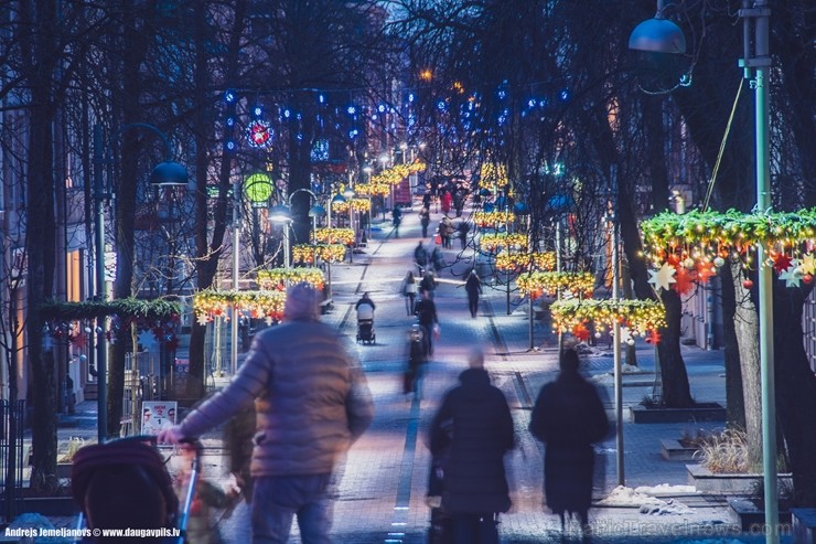 Daugavpilī iedegta pilsētas galvenā egle un iemirdzējusies Latvijā lielākā zvaigzne, bet visus daugavpiliešus un pilsētas viesus gaida atklāta pilsēta Daugavpilī iedegta pilsētas galvenā egle un iemirdzējusies Latvijā lielākā zvaigzne, bet visus daugavpiliešus un pilsētas viesus gaida atklāta pilsēta 240952
