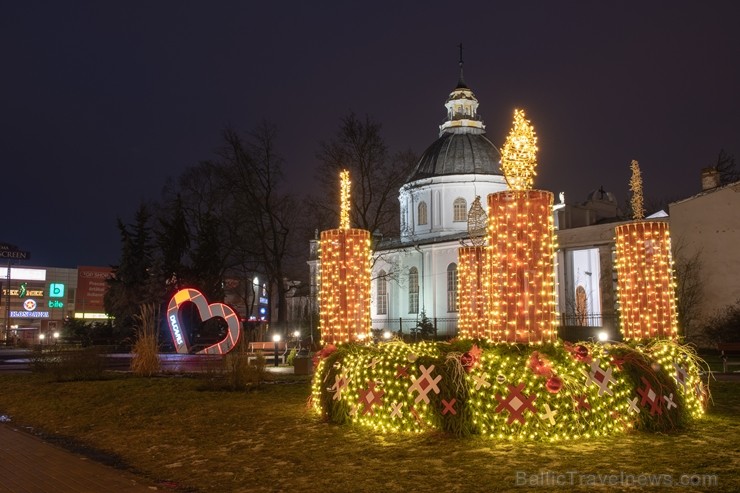 Daugavpilī iedegta pilsētas galvenā egle un iemirdzējusies Latvijā lielākā zvaigzne, bet visus daugavpiliešus un pilsētas viesus gaida atklāta pilsēta Daugavpilī iedegta pilsētas galvenā egle un iemirdzējusies Latvijā lielākā zvaigzne, bet visus daugavpiliešus un pilsētas viesus gaida atklāta pilsēta 240954