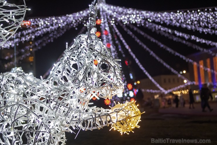 Daugavpilī iedegta pilsētas galvenā egle un iemirdzējusies Latvijā lielākā zvaigzne, bet visus daugavpiliešus un pilsētas viesus gaida atklāta pilsēta Daugavpilī iedegta pilsētas galvenā egle un iemirdzējusies Latvijā lielākā zvaigzne, bet visus daugavpiliešus un pilsētas viesus gaida atklāta pilsēta 240955