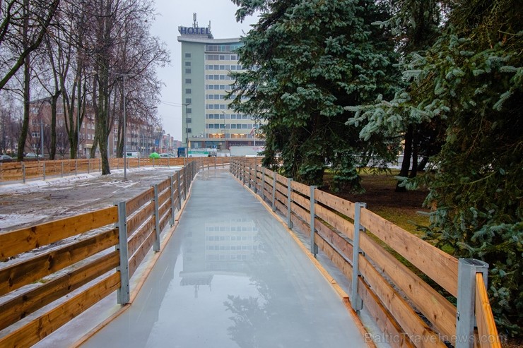 Daugavpilī iedegta pilsētas galvenā egle un iemirdzējusies Latvijā lielākā zvaigzne, bet visus daugavpiliešus un pilsētas viesus gaida atklāta pilsēta Daugavpilī iedegta pilsētas galvenā egle un iemirdzējusies Latvijā lielākā zvaigzne, bet visus daugavpiliešus un pilsētas viesus gaida atklāta pilsēta 240959