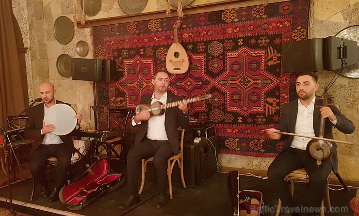 Travelnews.lv apmeklē Baku steiku restorānu «Mangal Steak House». Sadarbībā ar Latvijas vēstniecību Azerbaidžānā un tūrisma firmu «RANTUR Travel Agenc Travelnews.lv apmeklē Baku steiku restorānu «Mangal Steak House». Sadarbībā ar Latvijas vēstniecību Azerbaidžānā un tūrisma firmu «RANTUR Travel Agenc 241205
