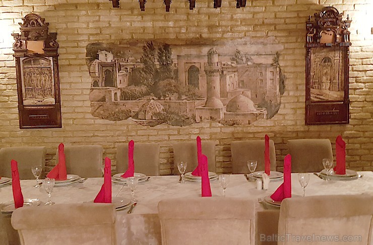 Travelnews.lv apmeklē Baku steiku restorānu «Mangal Steak House». Sadarbībā ar Latvijas vēstniecību Azerbaidžānā un tūrisma firmu «RANTUR Travel Agenc 241243
