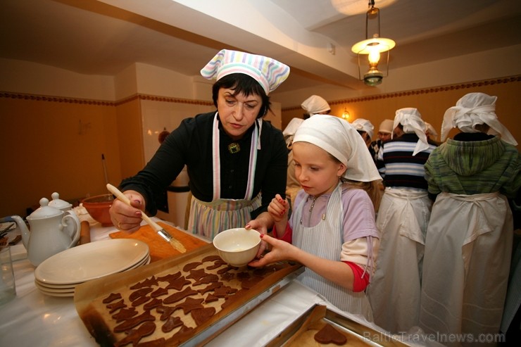 Tukumā radoši gaida Ziemassvētkus, bet Jaunpils pilī pošas Jaunā gada karnevālam 241389