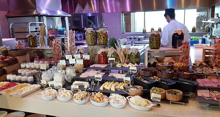 Travelnews.lv iepazīst Baku 5 zvaigžņu viesnīcu «Boulevard Hotel Baku Autograph Collection». Sadarbībā ar Latvijas vēstniecību Azerbaidžānā un tūrisma 241420