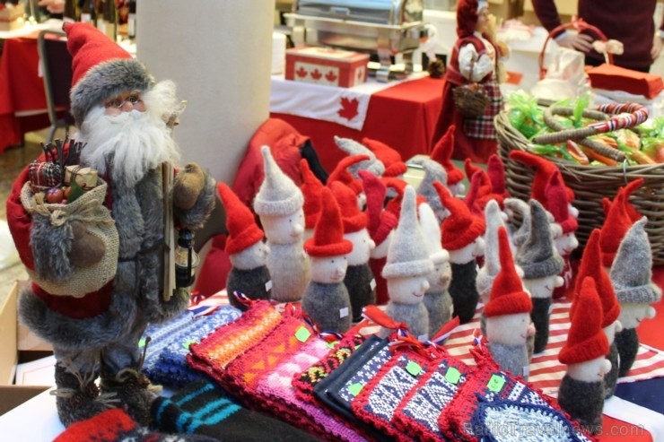 Jau 22. reizi Rīgā norisinājies tradicionālais ārzemju vēstniecību labdarības Ziemassvētku tirgus, kurā piedalījušās vairāk kā 30 ārvalstu vēstniecība Jau 22. reizi Rīgā norisinājies tradicionālais ārzemju vēstniecību labdarības Ziemassvētku tirgus, kurā piedalījušās vairāk kā 30 ārvalstu vēstniecība 241485