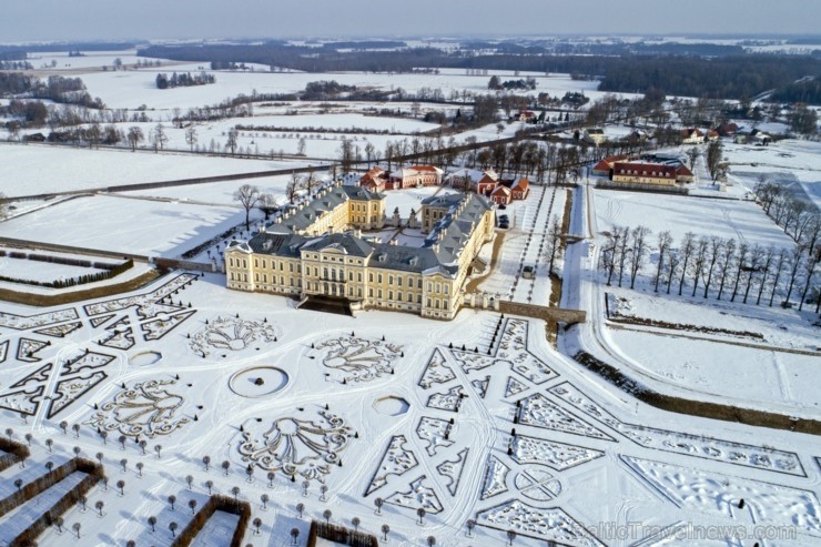 Ziemas laikā Rundāles pilī iespējams izbaudīt intīmu, noslēpumaini valdzinošu gaisotni, īpaši stundās, kad ekspozīciju telpās iemirdzas trauslās un el Ziemas laikā Rundāles pilī iespējams izbaudīt intīmu, noslēpumaini valdzinošu gaisotni, īpaši stundās, kad ekspozīciju telpās iemirdzas trauslās un el 241610