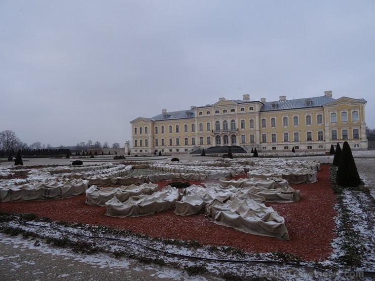 Ziemas laikā Rundāles pilī iespējams izbaudīt intīmu, noslēpumaini valdzinošu gaisotni, īpaši stundās, kad ekspozīciju telpās iemirdzas trauslās un el Ziemas laikā Rundāles pilī iespējams izbaudīt intīmu, noslēpumaini valdzinošu gaisotni, īpaši stundās, kad ekspozīciju telpās iemirdzas trauslās un el 241625