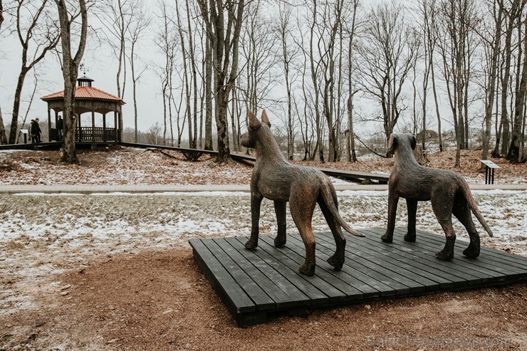 Ērgļu pils teritorija ir vērā ņemams tūrisma un apskates objektu papildinājums, kas priecēs viesus ar savādāku Ērgļu panorāmu no jaunizveidotās lapene Ērgļu pils teritorija ir vērā ņemams tūrisma un apskates objektu papildinājums, kas priecēs viesus ar savādāku Ērgļu panorāmu no jaunizveidotās lapene 241743