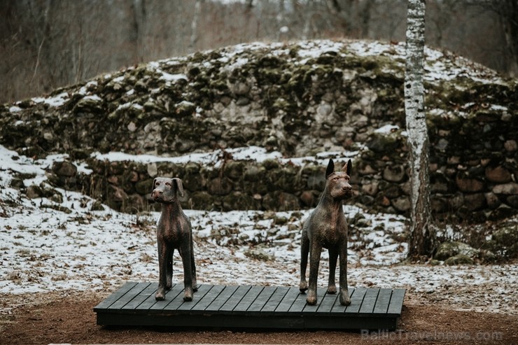 Ērgļu pils teritorija ir vērā ņemams tūrisma un apskates objektu papildinājums, kas priecēs viesus ar savādāku Ērgļu panorāmu no jaunizveidotās lapene Ērgļu pils teritorija ir vērā ņemams tūrisma un apskates objektu papildinājums, kas priecēs viesus ar savādāku Ērgļu panorāmu no jaunizveidotās lapene 241753