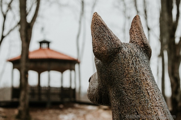 Ērgļu pils teritorija ir vērā ņemams tūrisma un apskates objektu papildinājums, kas priecēs viesus ar savādāku Ērgļu panorāmu no jaunizveidotās lapene Ērgļu pils teritorija ir vērā ņemams tūrisma un apskates objektu papildinājums, kas priecēs viesus ar savādāku Ērgļu panorāmu no jaunizveidotās lapene 241758