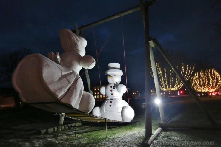 Šoziem Dobeles Sniegavīru saieta tēma ir Latvijas simtgade un tautas varonis - Lāčplēsis. Dobeles laukumos var satikt Melno bruņinieku, Spīdalu, Laimd 241881