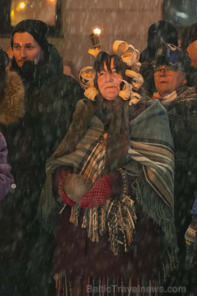 Vecrīgā un Ziemassvētku tirdziņā Doma laukumā noritēja latviska saulgriežu svinēšana ar dziesmām, bluķa vilkšanu un jautrām izdarībām 242022