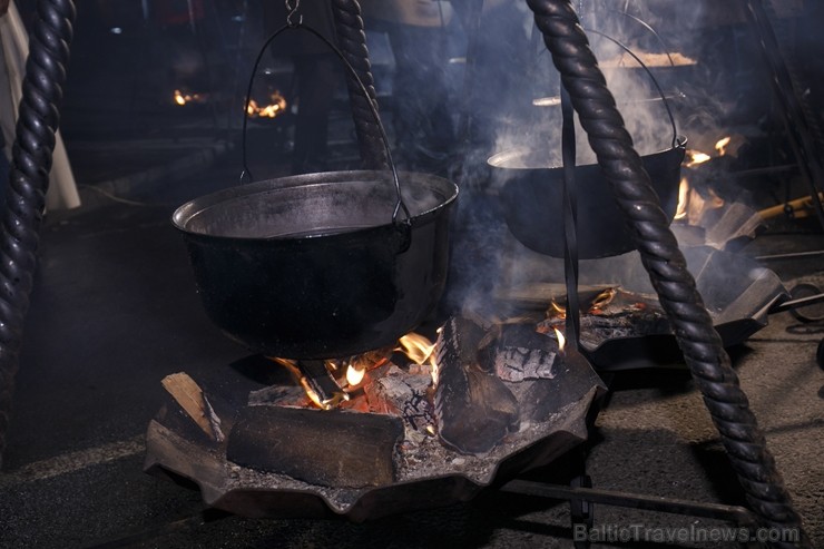Rīgā par iedzīvotāju iecienītu tradīciju ir kļuvusi Jaunā gada sagaidīšana 11. novembra krastmalā. Šoreiz gadu mijas pasākumi krastmalā pulcēja apmēra Rīgā par iedzīvotāju iecienītu tradīciju ir kļuvusi Jaunā gada sagaidīšana 11. novembra krastmalā. Šoreiz gadu mijas pasākumi krastmalā pulcēja apmēra 242245