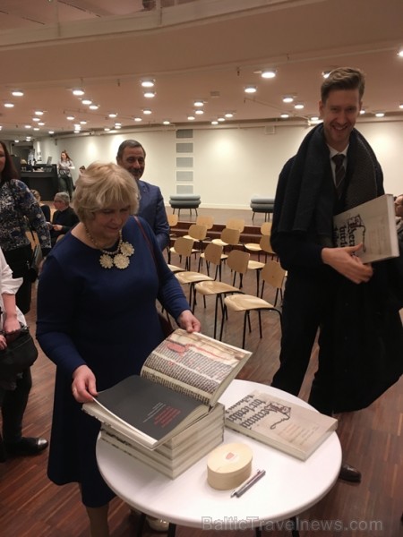 Koncertā skanēja viduslaiku dziedājumi, kurus savulaik klosteros dziedāja mūki, un improvizācijas sitaminstrumentiem, kopā veidojot savdabīgu, mūsdien Koncertā skanēja viduslaiku dziedājumi, kurus savulaik klosteros dziedāja mūki, un improvizācijas sitaminstrumentiem, kopā veidojot savdabīgu, mūsdien 242601