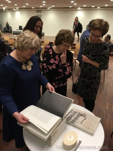 Koncertā skanēja viduslaiku dziedājumi, kurus savulaik klosteros dziedāja mūki, un improvizācijas sitaminstrumentiem, kopā veidojot savdabīgu, mūsdien Koncertā skanēja viduslaiku dziedājumi, kurus savulaik klosteros dziedāja mūki, un improvizācijas sitaminstrumentiem, kopā veidojot savdabīgu, mūsdien 242602