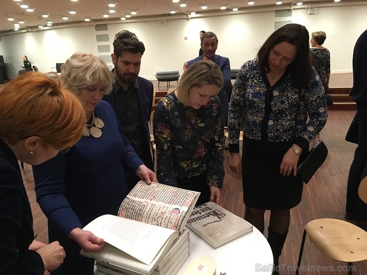 Koncertā skanēja viduslaiku dziedājumi, kurus savulaik klosteros dziedāja mūki, un improvizācijas sitaminstrumentiem, kopā veidojot savdabīgu, mūsdien Koncertā skanēja viduslaiku dziedājumi, kurus savulaik klosteros dziedāja mūki, un improvizācijas sitaminstrumentiem, kopā veidojot savdabīgu, mūsdien 242603