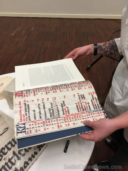 Koncertā skanēja viduslaiku dziedājumi, kurus savulaik klosteros dziedāja mūki, un improvizācijas sitaminstrumentiem, kopā veidojot savdabīgu, mūsdien Koncertā skanēja viduslaiku dziedājumi, kurus savulaik klosteros dziedāja mūki, un improvizācijas sitaminstrumentiem, kopā veidojot savdabīgu, mūsdien 242604