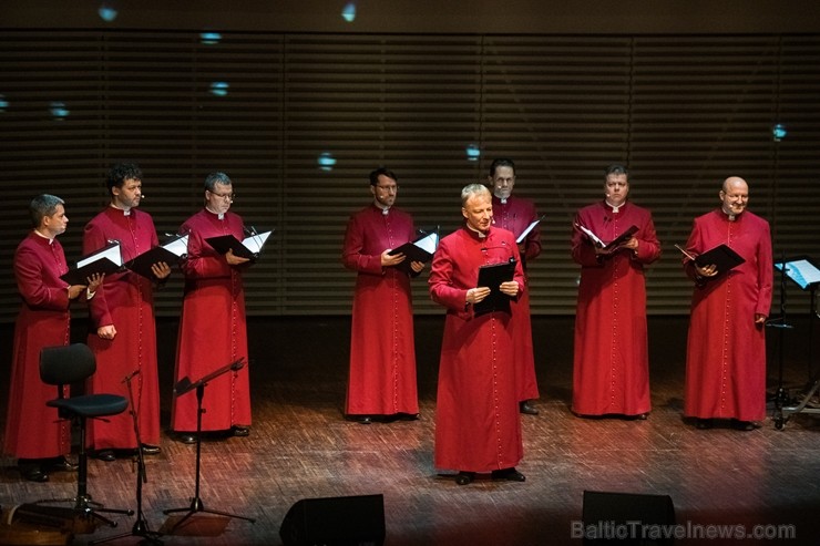 Koncertā skanēja viduslaiku dziedājumi, kurus savulaik klosteros dziedāja mūki, un improvizācijas sitaminstrumentiem, kopā veidojot savdabīgu, mūsdien Koncertā skanēja viduslaiku dziedājumi, kurus savulaik klosteros dziedāja mūki, un improvizācijas sitaminstrumentiem, kopā veidojot savdabīgu, mūsdien 242608