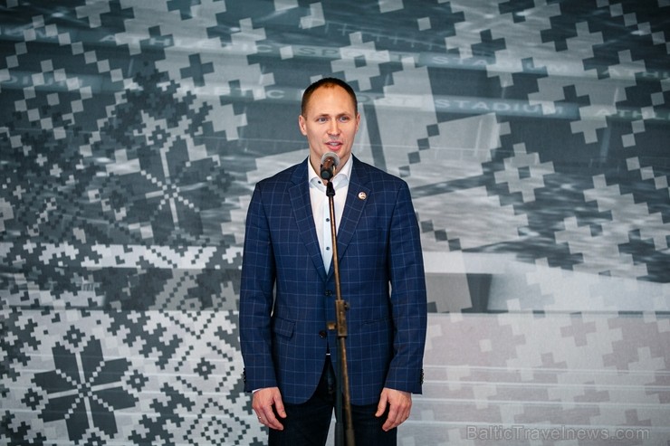 Godinot Latvijas vieglatlētu sasniegumus un vēloties pasažieriem atgādināt par veselīga dzīvesveida nozīmi ikviena cilvēka dzīvē, lidostā Godinot Latvijas vieglatlētu sasniegumus un vēloties pasažieriem atgādināt par veselīga dzīvesveida nozīmi ikviena cilvēka dzīvē, lidostā