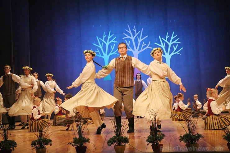 Ogres bērnu un jauniešu tautas deju studija «Pīlādzītis» atzīmē 30 gadu jubileju 243006