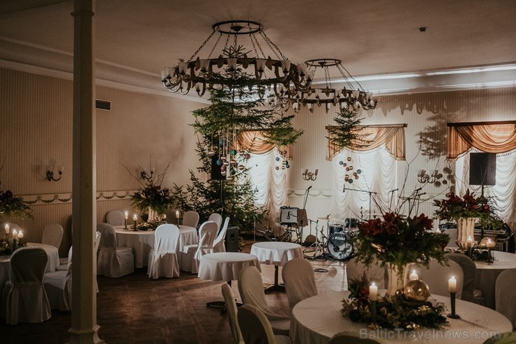 Ar pieciem dažādiem restorāniem vienas nakts laikā «Dikļu pilī» viesi pavadījuši veco un sagaidījuši Jauno gadu Ar pieciem dažādiem restorāniem vienas nakts laikā «Dikļu pilī» viesi pavadījuši veco un sagaidījuši Jauno gadu 243117