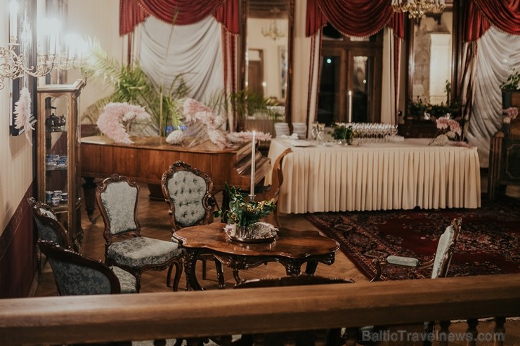 Ar pieciem dažādiem restorāniem vienas nakts laikā «Dikļu pilī» viesi pavadījuši veco un sagaidījuši Jauno gadu Ar pieciem dažādiem restorāniem vienas nakts laikā «Dikļu pilī» viesi pavadījuši veco un sagaidījuši Jauno gadu 243126