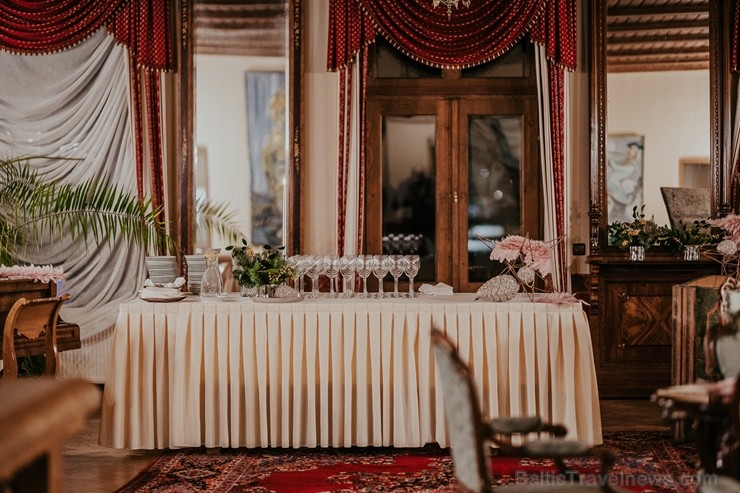 Ar pieciem dažādiem restorāniem vienas nakts laikā «Dikļu pilī» viesi pavadījuši veco un sagaidījuši Jauno gadu Ar pieciem dažādiem restorāniem vienas nakts laikā «Dikļu pilī» viesi pavadījuši veco un sagaidījuši Jauno gadu 243127