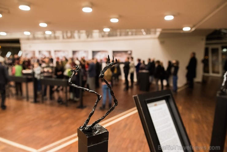 Dubultizstādes «Atpakaļ uz konstrukcijas laiku» mērķis ir prezentēt ideju par garu pasaules tēliem kā savdabību 