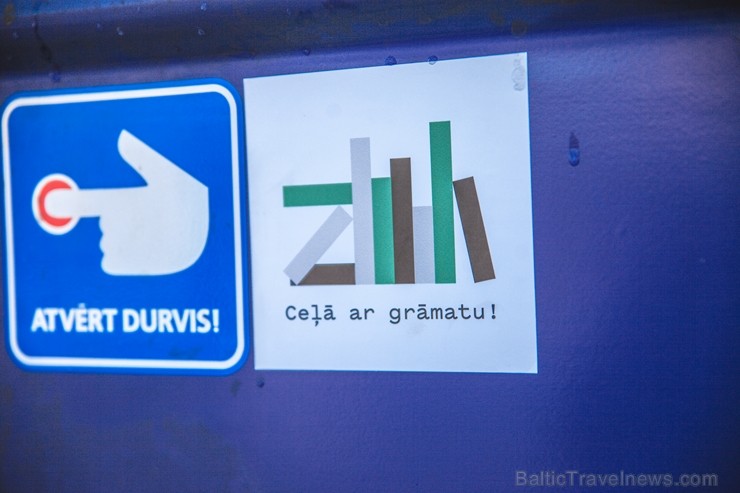 Ar trīs grāmatu plauktiem un vairākiem desmitiem grāmatu aprīkotais vilciena sastāvs kursēs visos dīzeļvilcienu maršrutos, dodot iespēju cilvēkiem Lat Ar trīs grāmatu plauktiem un vairākiem desmitiem grāmatu aprīkotais vilciena sastāvs kursēs visos dīzeļvilcienu maršrutos, dodot iespēju cilvēkiem Lat 243408