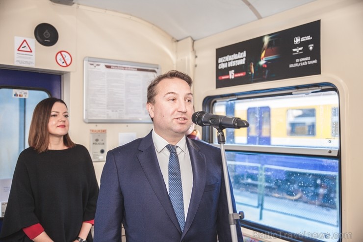Ar trīs grāmatu plauktiem un vairākiem desmitiem grāmatu aprīkotais vilciena sastāvs kursēs visos dīzeļvilcienu maršrutos, dodot iespēju cilvēkiem Lat Ar trīs grāmatu plauktiem un vairākiem desmitiem grāmatu aprīkotais vilciena sastāvs kursēs visos dīzeļvilcienu maršrutos, dodot iespēju cilvēkiem Lat 243414