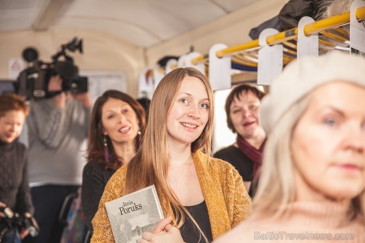 Ar trīs grāmatu plauktiem un vairākiem desmitiem grāmatu aprīkotais vilciena sastāvs kursēs visos dīzeļvilcienu maršrutos, dodot iespēju cilvēkiem Lat Ar trīs grāmatu plauktiem un vairākiem desmitiem grāmatu aprīkotais vilciena sastāvs kursēs visos dīzeļvilcienu maršrutos, dodot iespēju cilvēkiem Lat 243419