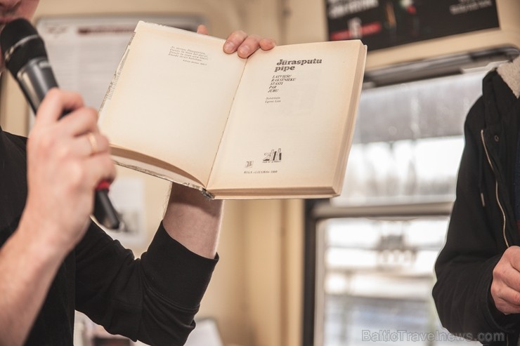 Ar trīs grāmatu plauktiem un vairākiem desmitiem grāmatu aprīkotais vilciena sastāvs kursēs visos dīzeļvilcienu maršrutos, dodot iespēju cilvēkiem Lat Ar trīs grāmatu plauktiem un vairākiem desmitiem grāmatu aprīkotais vilciena sastāvs kursēs visos dīzeļvilcienu maršrutos, dodot iespēju cilvēkiem Lat 243423
