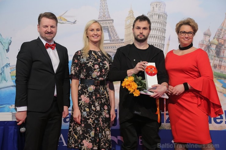 No kreisās - BalticTravelnews.com vadītājs Aivars Mackevičs,Travelnews.lv redaktore Santa Bivbāne, «RESTORĀNA VADĪTĀJS 2018» Viktors Ravdive, Baltijas No kreisās - BalticTravelnews.com vadītājs Aivars Mackevičs,Travelnews.lv redaktore Santa Bivbāne, «RESTORĀNA VADĪTĀJS 2018» Viktors Ravdive, Baltijas 244513