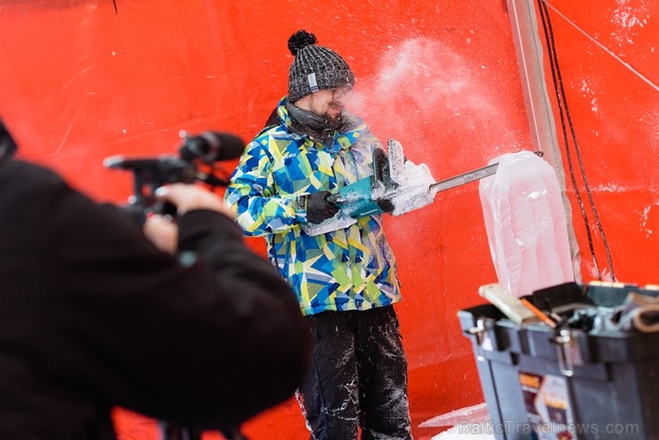 Jelgavā sākas Starptautiskā Ledus skulptūru festivāla konkurss un tēlnieki, katrs no viena 100x50x25 centimetrus liela un 120 kilogramus smaga ledus b Jelgavā sākas Starptautiskā Ledus skulptūru festivāla konkurss un tēlnieki, katrs no viena 100x50x25 centimetrus liela un 120 kilogramus smaga ledus b 244613