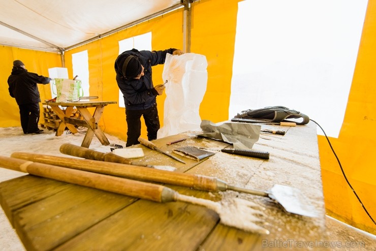 Jelgavā sākas Starptautiskā Ledus skulptūru festivāla konkurss un tēlnieki, katrs no viena 100x50x25 centimetrus liela un 120 kilogramus smaga ledus b Jelgavā sākas Starptautiskā Ledus skulptūru festivāla konkurss un tēlnieki, katrs no viena 100x50x25 centimetrus liela un 120 kilogramus smaga ledus b 244615