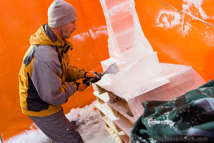 Jelgavā sākas Starptautiskā Ledus skulptūru festivāla konkurss un tēlnieki, katrs no viena 100x50x25 centimetrus liela un 120 kilogramus smaga ledus b Jelgavā sākas Starptautiskā Ledus skulptūru festivāla konkurss un tēlnieki, katrs no viena 100x50x25 centimetrus liela un 120 kilogramus smaga ledus b 244616