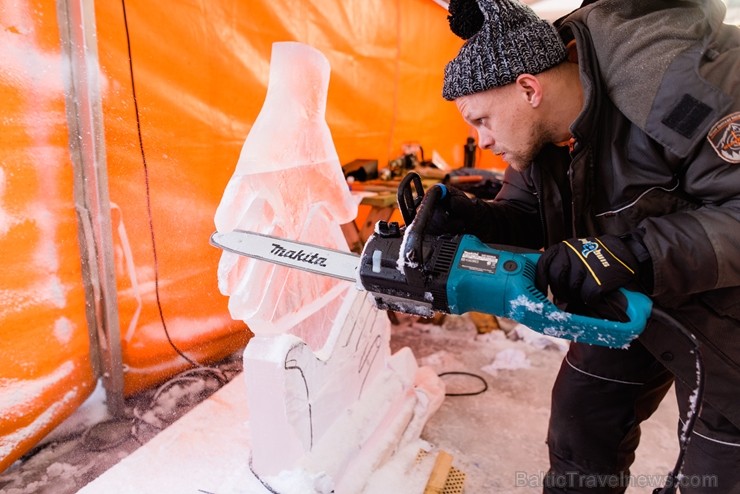 Jelgavā sākas Starptautiskā Ledus skulptūru festivāla konkurss un tēlnieki, katrs no viena 100x50x25 centimetrus liela un 120 kilogramus smaga ledus b Jelgavā sākas Starptautiskā Ledus skulptūru festivāla konkurss un tēlnieki, katrs no viena 100x50x25 centimetrus liela un 120 kilogramus smaga ledus b 244619