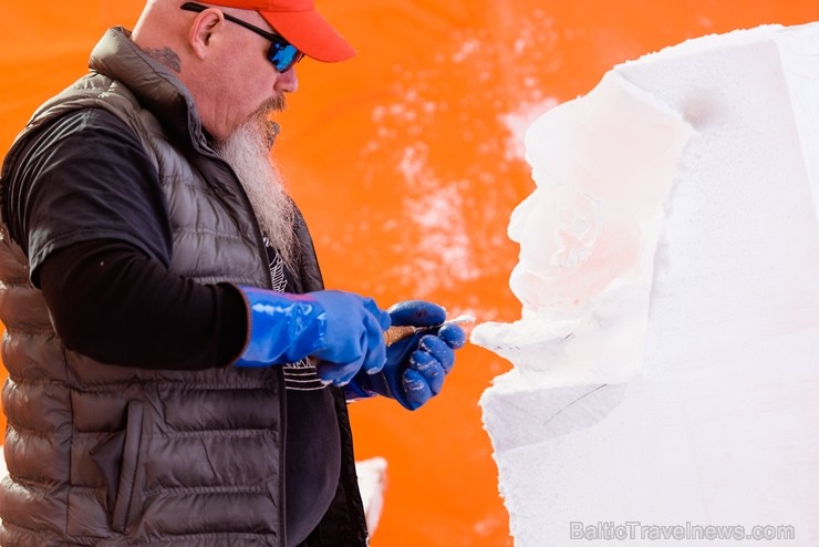 Jelgavā sākas Starptautiskā Ledus skulptūru festivāla konkurss un tēlnieki, katrs no viena 100x50x25 centimetrus liela un 120 kilogramus smaga ledus b Jelgavā sākas Starptautiskā Ledus skulptūru festivāla konkurss un tēlnieki, katrs no viena 100x50x25 centimetrus liela un 120 kilogramus smaga ledus b 244620