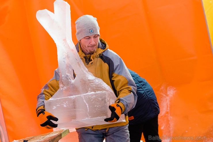 Jelgavā sākas Starptautiskā Ledus skulptūru festivāla konkurss un tēlnieki, katrs no viena 100x50x25 centimetrus liela un 120 kilogramus smaga ledus b Jelgavā sākas Starptautiskā Ledus skulptūru festivāla konkurss un tēlnieki, katrs no viena 100x50x25 centimetrus liela un 120 kilogramus smaga ledus b 244621