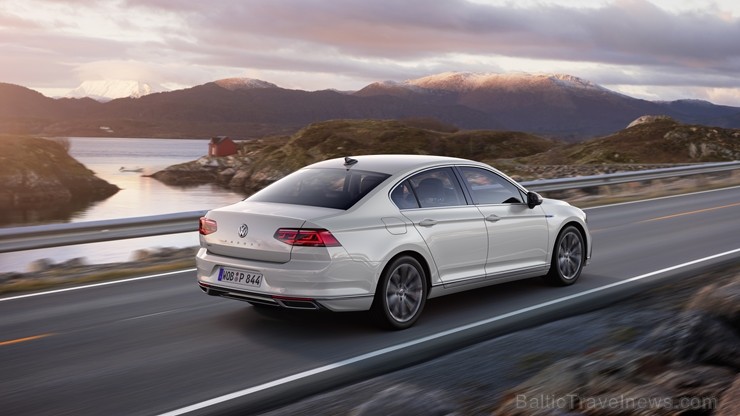 «Volkswagen» iepazīstina ar atjaunoto astotās sērijas Passat modeli, kurš kļūs par pirmo «Volkswagen» modeli, kuram būs pieejama daļēji automatizēta b «Volkswagen» iepazīstina ar atjaunoto astotās sērijas Passat modeli, kurš kļūs par pirmo «Volkswagen» modeli, kuram būs pieejama daļēji automatizēta b 245176