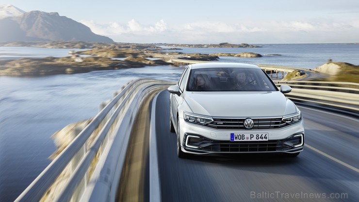 «Volkswagen» iepazīstina ar atjaunoto astotās sērijas Passat modeli, kurš kļūs par pirmo «Volkswagen» modeli, kuram būs pieejama daļēji automatizēta b «Volkswagen» iepazīstina ar atjaunoto astotās sērijas Passat modeli, kurš kļūs par pirmo «Volkswagen» modeli, kuram būs pieejama daļēji automatizēta b 245177