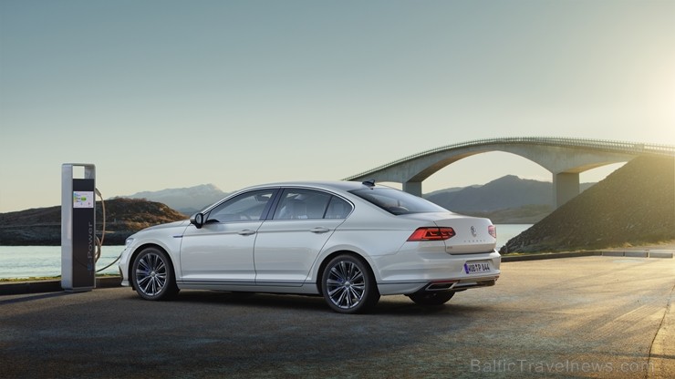 «Volkswagen» iepazīstina ar atjaunoto astotās sērijas Passat modeli, kurš kļūs par pirmo «Volkswagen» modeli, kuram būs pieejama daļēji automatizēta b «Volkswagen» iepazīstina ar atjaunoto astotās sērijas Passat modeli, kurš kļūs par pirmo «Volkswagen» modeli, kuram būs pieejama daļēji automatizēta b 245178