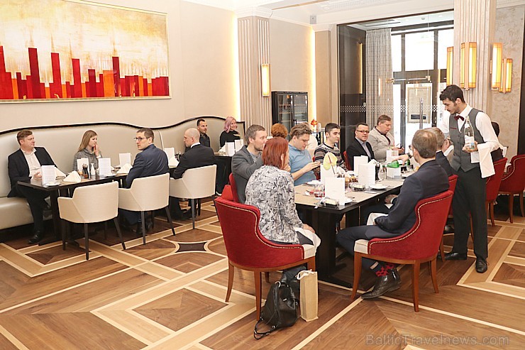 Viesnīcā «Grand Hotel Kempinski Riga» pie pusdienu galda prezentējas uzņēmums «Moller Baltic Import» Viesnīcā «Grand Hotel Kempinski Riga» pie pusdienu galda prezentējas uzņēmums «Moller Baltic Import» 245591