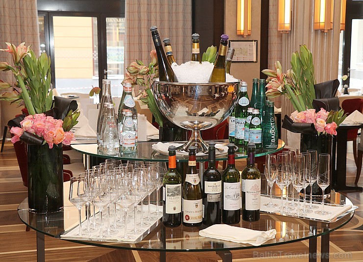 Viesnīcā «Grand Hotel Kempinski Riga» pie pusdienu galda prezentējas uzņēmums «Moller Baltic Import» Viesnīcā «Grand Hotel Kempinski Riga» pie pusdienu galda prezentējas uzņēmums «Moller Baltic Import» 245593